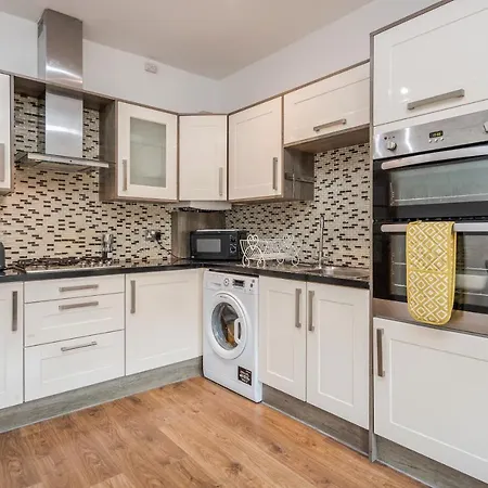 Entire Lovely Family With Parking, Wifi, Netflix, Self Check-in Apartment