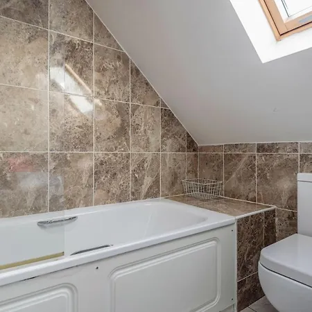 Entire Lovely Family With Parking, Wifi, Netflix, Self Check-in Apartment London
