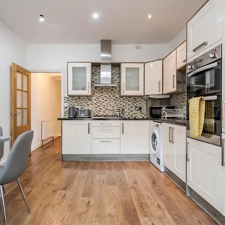 Entire Lovely Family With Parking, Wifi, Netflix, Self Check-in Apartment *