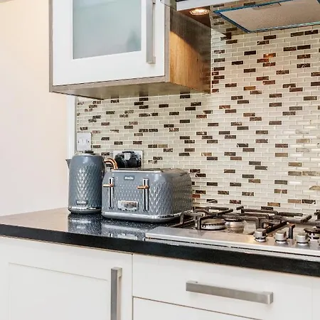 Apartment Entire Lovely Family With Parking, Wifi, Netflix, Self Check-in London