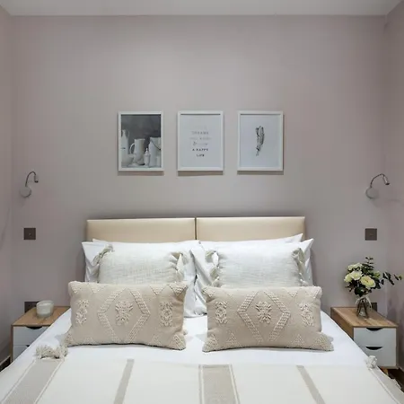 Stunning 2 Bed 2 Bath With Private Patio Apartment London