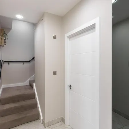 Stunning 2 Bed 2 Bath With Private Patio * London