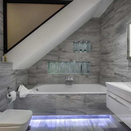 Apartment Stunning 2 Bed 2 Bath With Private Patio *