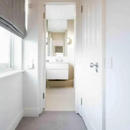 Spacious & Modern 3brs House In London