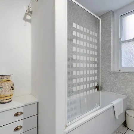 Mirabel Two Bedrooms, One Bath, Fulham Sw6 By Mdps
