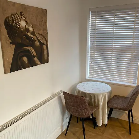 Spacious 1 Bedroom Flat In *