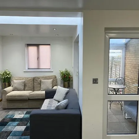 Three Bedroom House In Tooting By Star *