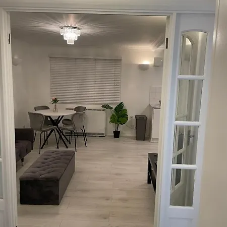 Stylish 1 Bedroom Close To Tooting Bec Station *