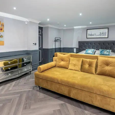 The House - Entire Villa London