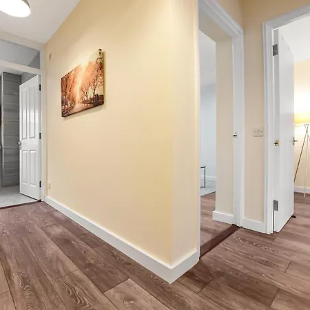 Family Friendly, Zone 2, 2 Beds, Overground Apartment *