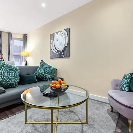 Family Friendly, Zone 2, 2 Beds, Overground Apartment London