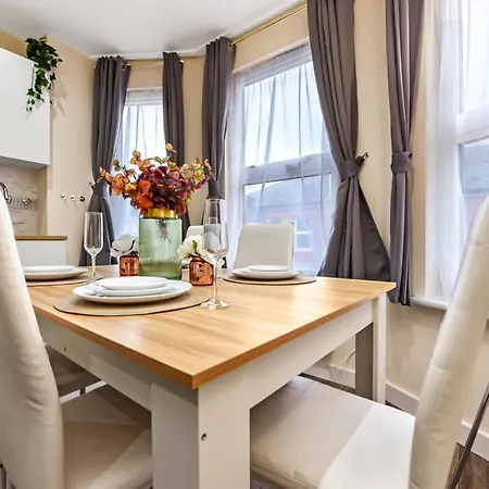 Family Friendly, Zone 2, 2 Beds, Overground Apartment