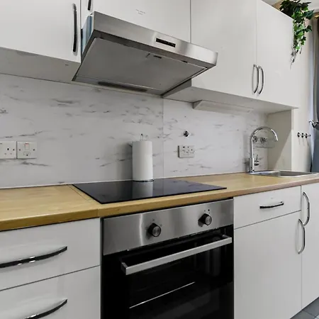Family Friendly, Zone 2, 2 Beds, Overground London
