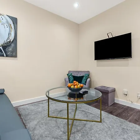 Family Friendly, Zone 2, 2 Beds, Overground * London