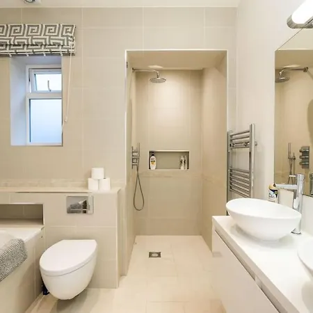 Apartamento Spacious 2-bed Flat, Private Patio & Close To Park