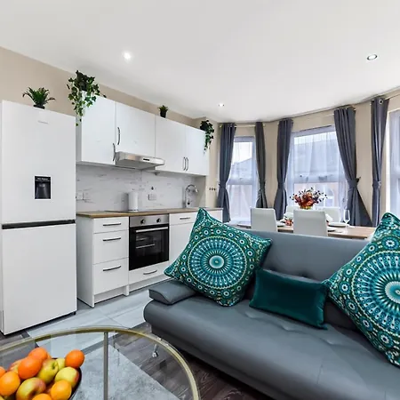 Family Friendly, Zone 2, 2 Beds, Overground Apartment *