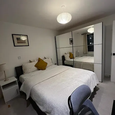 Holiday home Cape House London: Spacious 4-bedroom Retreat With Garden *