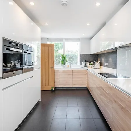 Silverings A Beautifully Designed Luxurious Townhouse * Harold Wood