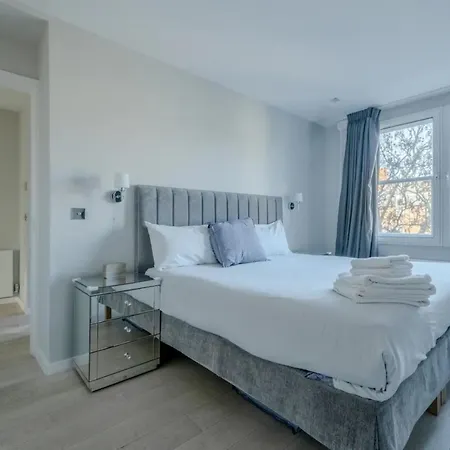 Modern And Luxurious 2 Bedroom Flat - Barons Court Apartment London