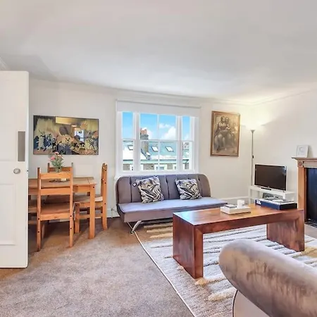Chic One Bedroom Chelsea *