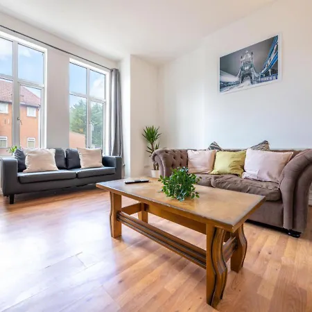 Spacious Cricklewood Sleeps 4 London