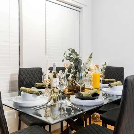 Chic Two Bed Garden Flat Apartment
