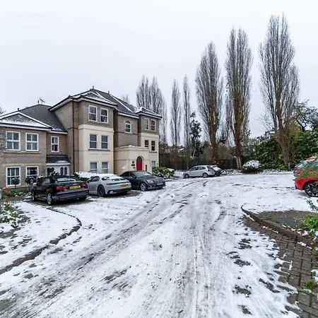 Apartment Chic Two Bed Garden Flat London