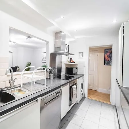 Chic Two Bed Garden Flat Apartment London
