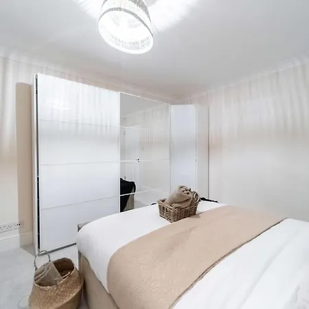 Apartment Chic Two Bed Garden Flat