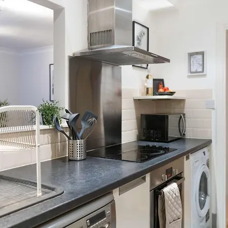Chic Two Bed Garden Flat London