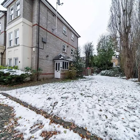 Apartment Chic Two Bed Garden Flat *