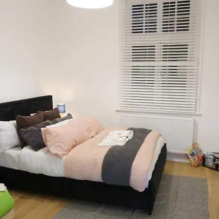 3 Bed 2 Bath Apartment London