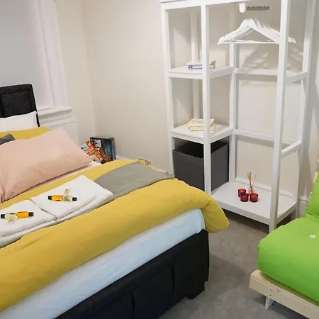 3 Bed 2 Bath * London
