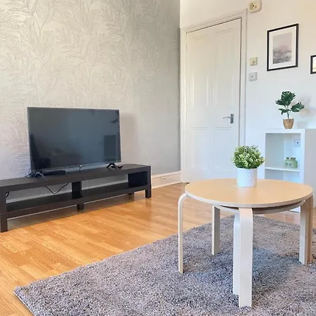 Charming & Bright 2-bed Apt Close To Station Apartment London