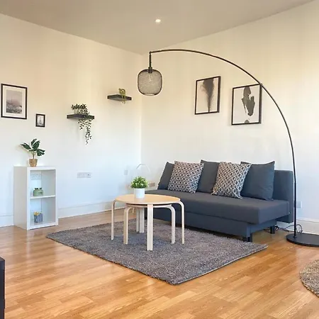 Apartment Charming & Bright 2-bed Apt Close To Station *