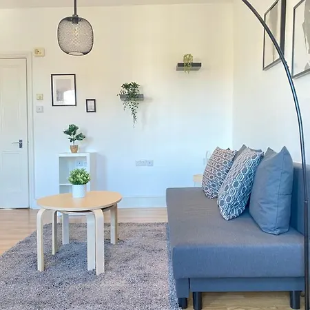 Apartment Charming & Bright 2-bed Apt Close To Station London