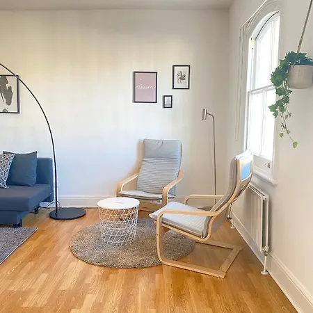 Charming & Bright 2-bed Apt Close To Station London