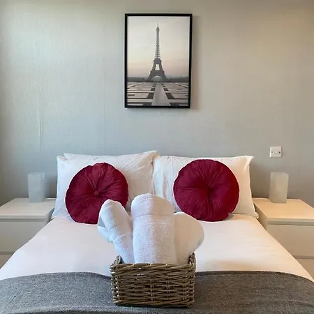 Charming & Bright 2-bed Apt Close To Station Apartment