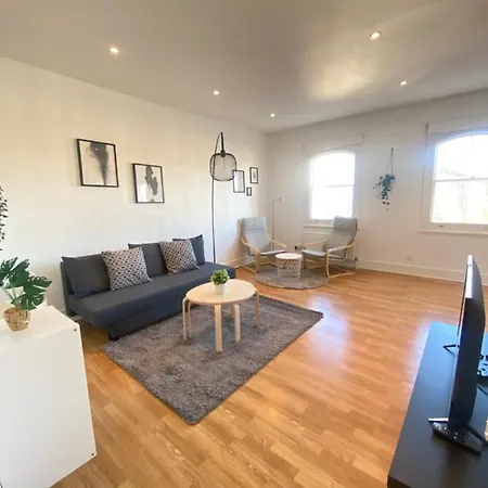 Charming & Bright 2-bed Apt Close To Station * London