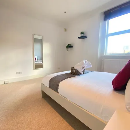 Charming & Bright 2-bed Apt Close To Station Apartment London