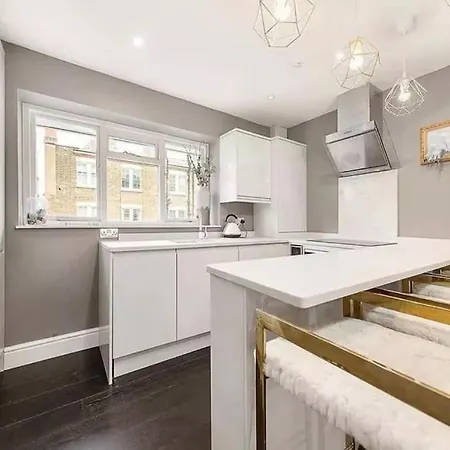 Location In - Kings Road 3-bed With Terrace, Ac & Netflix Apartment London