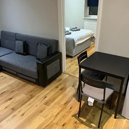 Lovely 1 Bedroom With On Street Parking Apartment London