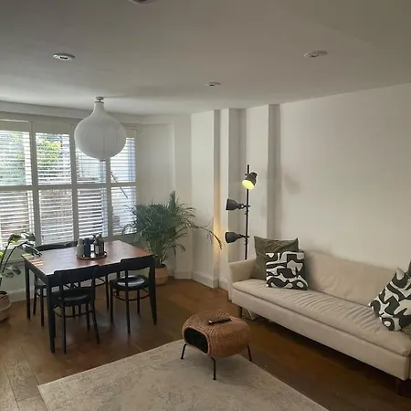 Lovely 2-bed With Patio Near Camden London