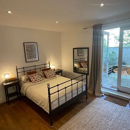 Lovely 2-bed With Patio Near Camden Apartment