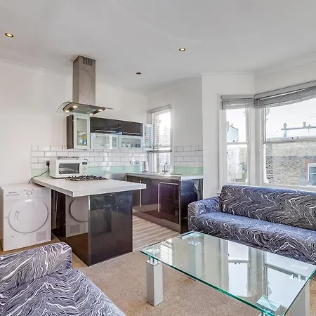 Lovely Place, Perfect For Family And Business Travellers Ideally Located Between The Commons *