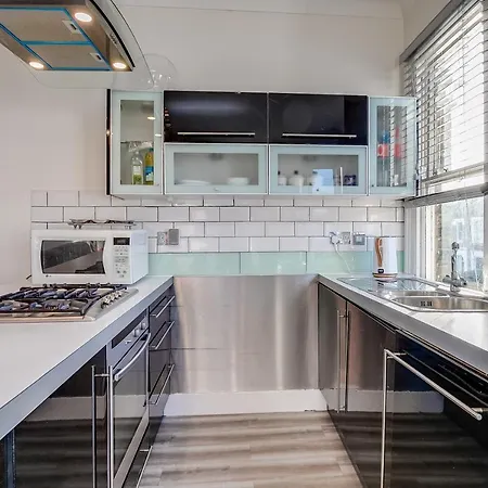 Lovely Place, Perfect For Family And Business Travellers Ideally Located Between The Commons *
