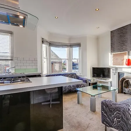 Lovely Place, Perfect For Family And Business Travellers Ideally Located Between The Commons London