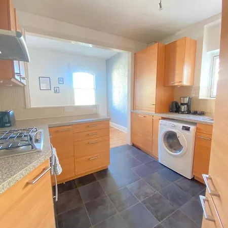Apartment Charming & Bright 2-bed Apt Close To Station *
