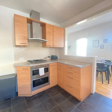 Charming & Bright 2-bed Apt Close To Station Apartment *