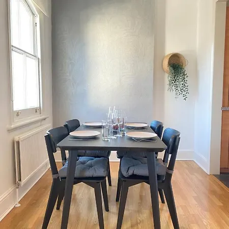 Charming & Bright 2-bed Apt Close To Station